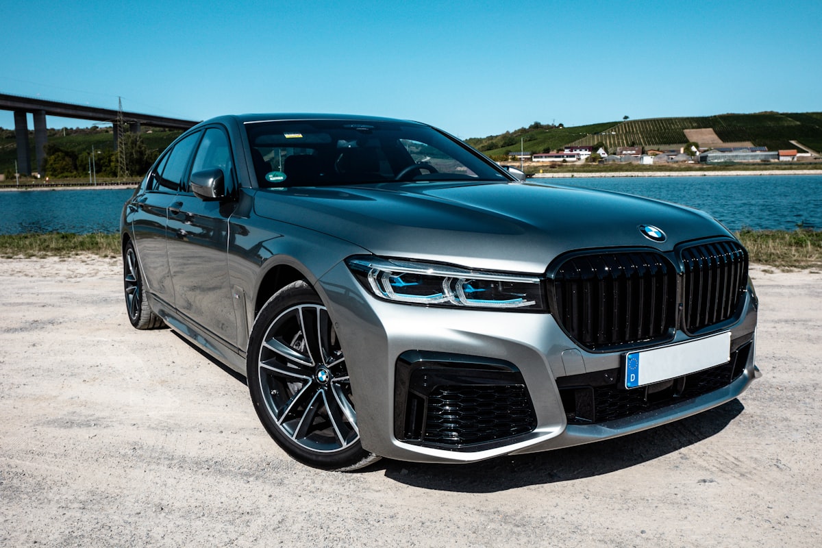 Mecânico trabalhando no motor